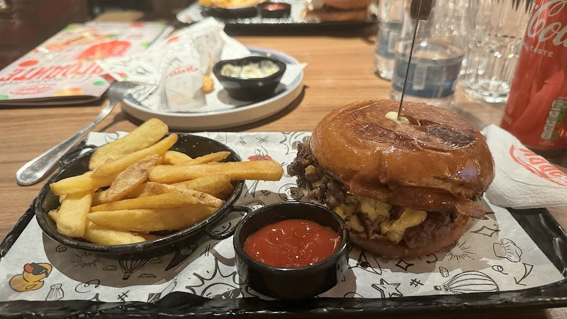 Happy Bar & Grill - Photo 8