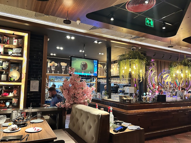 Happy Bar & Grill - Photo 6