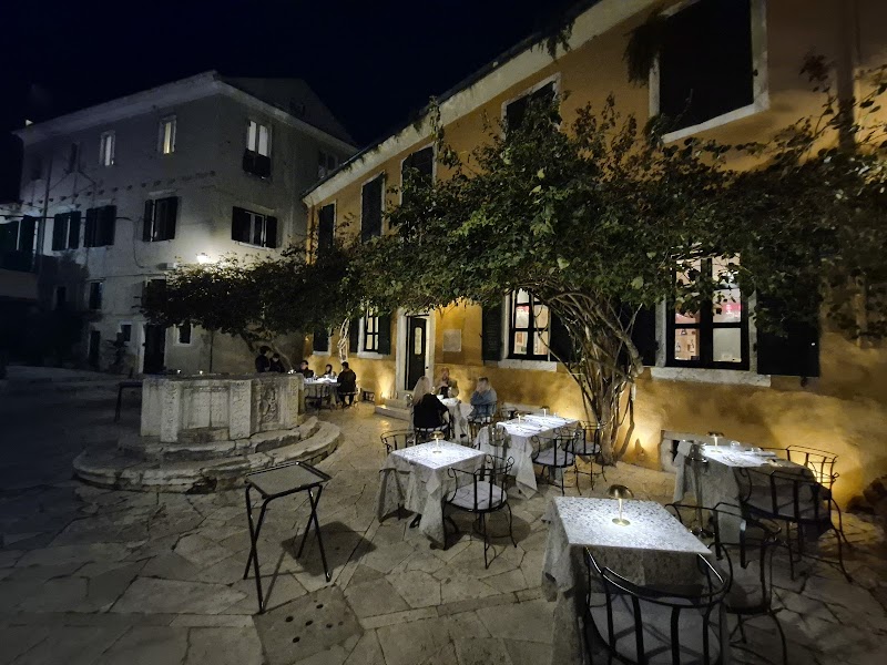 Venetian Well - Photo 5