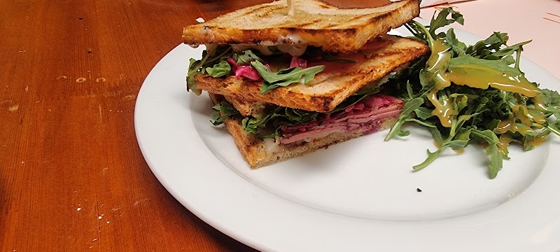 Luna Lounge - Photo 2