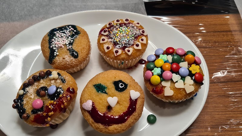 FAMILY AND FRIENDS - Photo 2