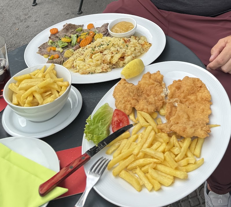 Moment Cafe and Restaurant - Photo 6