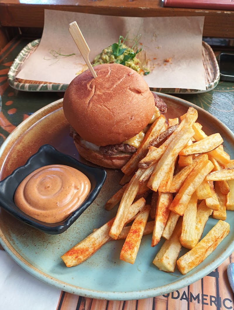 CHE Cocina y Barra Sudamericana - Photo 3